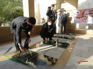 غبارروبی و عطرافشانی مزار شهدا در جزیره خارگ