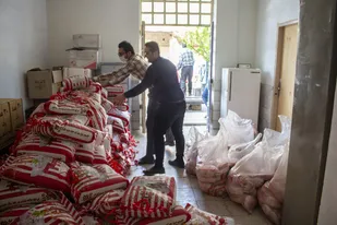 سومین مرحله رزمایش کمک مومنانه توزیع بسته های حمایتی به خانواده های دانش آموزان