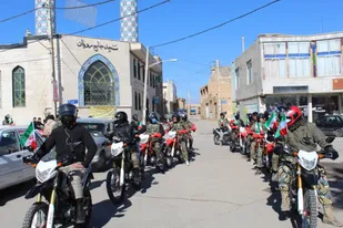 از نواختن زنگ انقلاب تا رژه خودرویی و دیدار با امام جمعه شهر رویان+ تصاویر