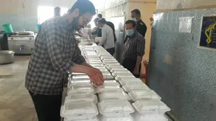 طبخ و توزیع۳۰۰۰ پرس غذا بین نیازمندان توسط سپاه تکاب