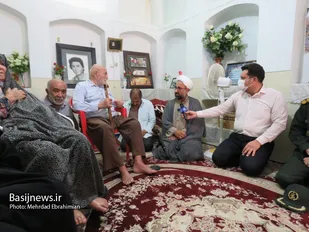 فیلم| لحظه اعلام خبر بازگشت پیکر شهید &laquo;محمدرضا محمدشفیع&raquo; به پدر و مادرش پس از ۴۰ سال
