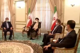 دست در دست هم برای حل مشکلات کشور