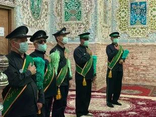 اهتزاز پرچم سیاه عزای حسینی در حرم ابن الرضا(ع) قزوین