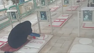 رنگ آمیزی سنگ قبور مطهر شهیدان در گلزار شهدای شهر دهق انجام شد