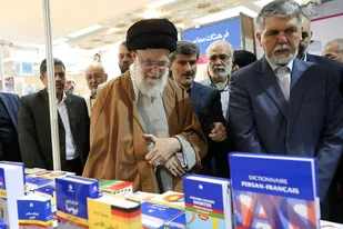 بازدید مقام معظم رهبری از نمایشگاه کتاب تهران
