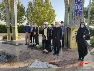 گلباران قبور شهدا توسط مدیران و کارمندان بسیجی اراک+تصاویر