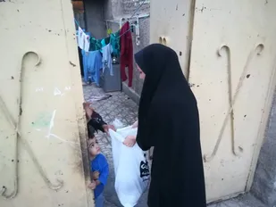 ۱۰ بسته معیشتی به مناسبت عید فطر بین نیازمندان گرمساری توزیع شد