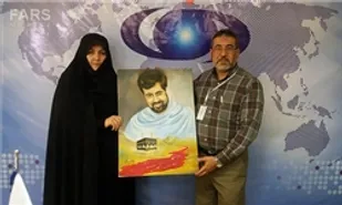 هنرمند لبنانی تابلو نقاشی&zwnj;اش را به خانواده شهید رکن آبادی تقدیم کرد
