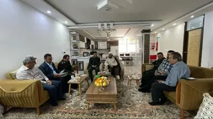 دیدار فرمانده سپاه عسلویه با خانواده معلم شهید قنبر قنبری
