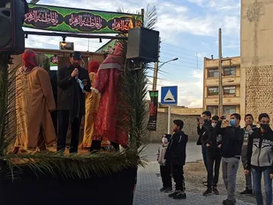 کاروان حسینه سیار در سطح محلات خیابان آتشگاه به راه انداخته شد