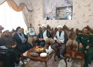 دیدار صمیمانه ی حجت الاسلام والمسلمین رضایی نماینده ولی&zwnj;فقیه در سازمان بسیج مستضعفین کشور با خانواده ی شهید طریق القدس غلامرضا سوادکوهی