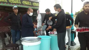 برپایی ایستگاه صلواتی هیئت رزمندگان اسلام شهرستان منوجان بعد از نماز جمعه