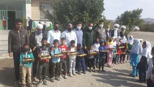 ۷۰ سری بسته لوازم التحریر به دانش آموزان روستای فیروزکوه توزیع شد