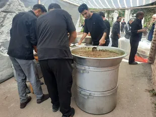 طرح &laquo;نذرواره حسینی&raquo; در دهگلان؛ ۷۲ دیگ اطعام به نام و نیت ۷۲ شهید کربلا