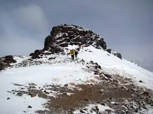 کارگران بسیجی اصفهان، قله 3900 متری کرکس را فتح نمودند