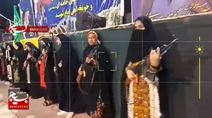 حضور بانوان شیعه و سنی حوزه شهیده سونا دشتی سلاح به دست در تجمع بیعت با رهبر انقلاب در گلزار شهدای زاهدان