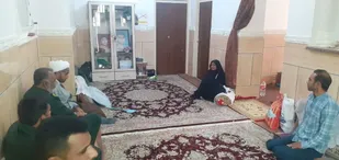 دلجویی فرمانده و مسوول دفتر نمایندگی ولی فقیه سپاه ناحیه رودان از مادر شهید معلم &laquo;علی عزیزی&raquo;