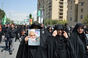 زن مسلمان انقلابی و گرمای بالای 50 درجه در راهپیمایی اربعین