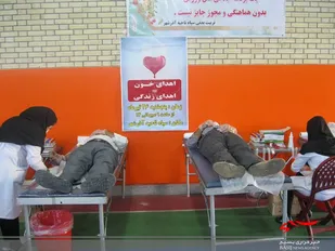 کمک مومنانه کارکنان سپاه آذرشهر با اهدای خون به بیماران