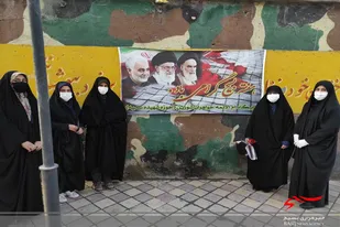 غبار روبی مزار مطهر شهدای شورین همدان در هفته بسیج