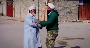 طلبه&zwnj; موتورسواری که با فوتبال و هنر، مردم را جذب می&zwnj;کند