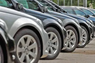 موانع پیش آمده در نقل و انتقال برخی خودروهای وارداتی منطقه آزاد اروند رفع شود