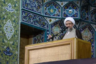مردم با همه سختی ها همچنان پای کار ایستاده اند