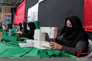 آغاز به کار کارگاه دوخت لباس شیرخوارگان حسینی در امامزاده حسین(ع) قزوین