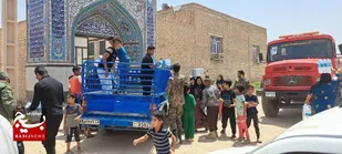 توزیع ۱۵۰۰ آب معدنی در منطقه دچار تنش آبی  ملاشیه به همکاری حوزه بسیج عین دو اهواز