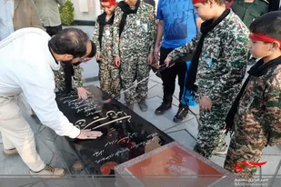 عطرافشانی گلزارشهدای همدان توسط نوجوانان پایگاه اباصالح المهدی (عج)