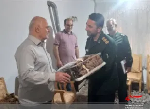 فرمانده سپاه عباس آباد با خانواده شهید قاسمیان دیدار کرد + عکس