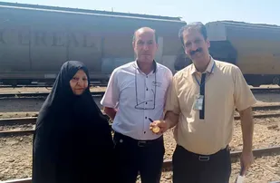 بازگرداندن طلای پیدا شده در قطار مشهد ـ سمنان به مسافر توسط کارکنان راه آهن