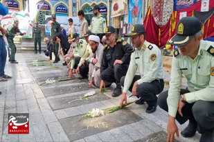 غبارروبی و عطرافشانی گلزار شهدای نهاوند به مناسبت هفته دفاع مقدس