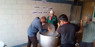 پخت و پز 300 پرس غذای گرم در آغاجاری