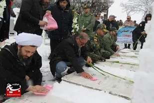 مزار شهدای خوی به مناسبت دهه فجر عطرافشانی شد