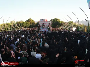 تشیع پیکر 23 شهید دفاع مقدس و مدافعان حرم بر روی دست مردم اصفهان