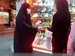 اهدای گل و محصولات فرهنگی به بانوان در شبستر