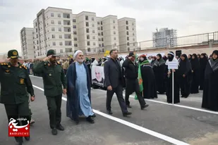 برگزاری صبحگاه مشترک نیروهای نظامی و انتظامی در فردیس به روایت تصویر