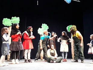 نمایش کمدی &laquo;رویای جنگل سبز&raquo; در شاهرود روی صحنه رفت