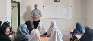 سلامت از کودکی؛ دختران دبستانی کمب پای درس بهداشت فردی نشستند