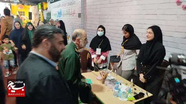 بازدیدسردارآزادی از نمایشگاه روایت پرچمداران