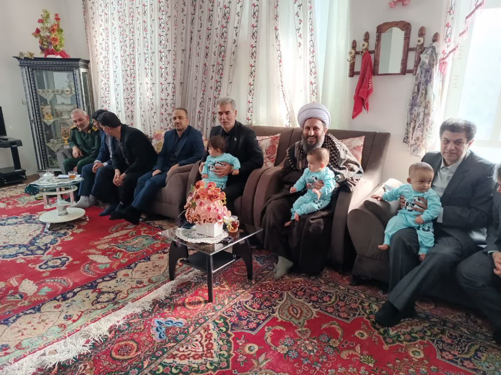 امام جمعه خوی با خانواده دارای فرزند سه قلو دیدار کرد