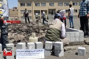 اردوی هجرت و  آماده سازی چمن مصنوعی هنرستان هدف در میانه