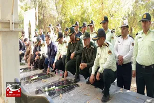 غبارروبی و عطرافشانی مزار شهدای رزن به مناسبت هفته نیروی انتظامی