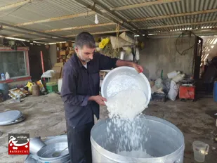 توزیع غذای گرم در روستای کریم آباد شهرستان هندیجان