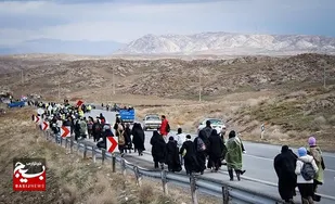 ۱۵۰ نفر از روستاهای تایباد، پیاده عازم مشهدالرضا شدند- فیلم