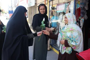 اهدای گل به بانوان آزادشهری به مناسبت روز عفاف و حجاب+ تصاویر