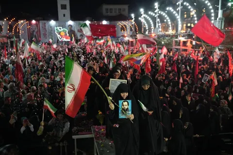 امنیتِ این سرزمین، وامدار دستانی‌ست که فرزندانشان را به راهِ ایران سپردند/  

قامتِ فرماندهی که به نمایندگی از مردم ایران، پیشِ مادران شهدا خم شد