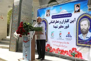 آیین گلباران و عطرافشانی قبور مطهر شهدای اراک