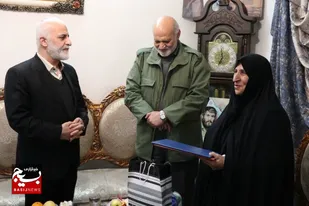 دیدار فرمانده سپاه امام رضا (ع) با خانواده سردار شهید بابا نظر رستمی/خواسته دختر شهید از سردار غیاثی در این دیدار چه بود؟ + عکس و فیلم